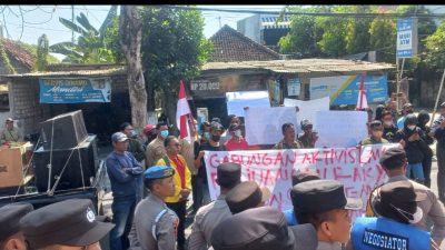 Aktivis Pergerakan Lamongan Unjuk Rasa di Kantor DPRD Lamongan Tuntut Copot Kadinsos Lamongan