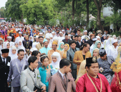 Sebanyak 330 Pasangan Pengantin Pesta Kebun, Resepsi Akbar Isbat Nikah Massal di Balai Kota Surabaya