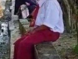 Mama Penjual Sayur Keliling Kampung Belum Ada Uang Beli Sepatu, Anak SD di Mateng Pakai Sandal Jepit ke Sekolah