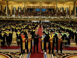 Wali Kota Eri Memberikan Orasi Ilmiahnya Kepada Para Wisudawan Dalam Acara Wisuda UNESA Periode 110