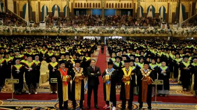 Wali Kota Eri Memberikan Orasi Ilmiahnya Kepada Para Wisudawan Dalam Acara Wisuda UNESA Periode 110