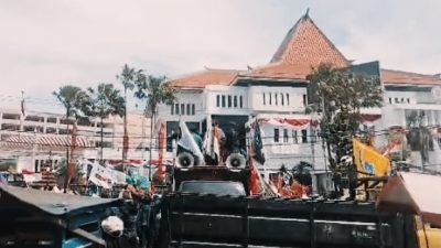 Massa Aksi Kawal Putusan MK di DPRD Jatim Mulai Lempari Petugas Dengan Botol