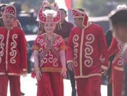 Upacara HUT RI, Pj Gubernur Sulbar Bersama Keluarga Hadir Kenakan Kostum Adat Kalumpang