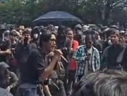 Ribuan Mahasiswa Kepung DPRD Jabar, Rafael Situmorang Ajak Rakyat Bersatu Lawan Begal Demokrasi