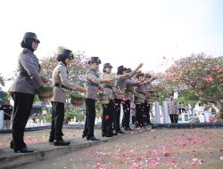HUT ke-76 Polwan, Polwan Polres Madiun Berziarah ke Taman Makam Pahlawan