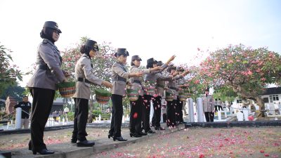 HUT ke-76 Polwan, Polwan Polres Madiun Berziarah ke Taman Makam Pahlawan