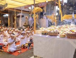 Bupati Giri Prasta Sembahyang Bersama di Pura Dalem, Desa Adat Sangkaragung, Jembrana