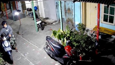 Maling Motor Terekam CCTV Gasak Scoopy di Jalan Kranggan, Surabaya