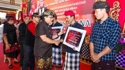 Bupati Badung Giri Prasta Serahkan Bantuan Hibah dan BKK di Kabupaten Tabanan