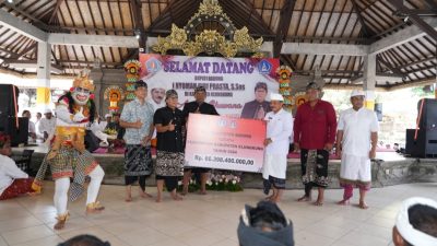 Bupati Badung Giri Prasta Serahkan Bantuan Hibah dan BKK untuk Kabupaten Bangli dan Klungkung
