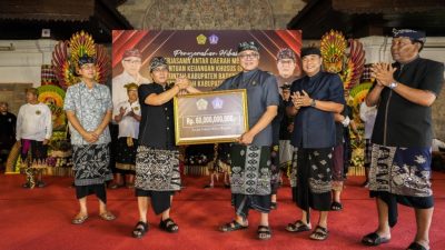 Bupati Badung Serahkan Hibah Program Badung Angelus Buana di Kabupaten Gianyar