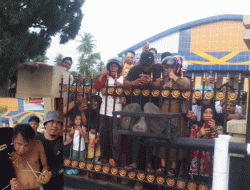 Tersangka Pembunuhan Tertangkap, Ratusan Warga Padati Mapolres Padang Pariaman