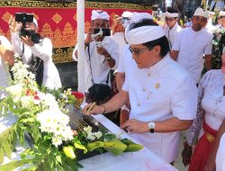 Tandatangani Prasasti, Bupati Badung Hadiri Karya Dewa Yadnya di Pura Desa dan Bale Agung Desa Adat Kuta