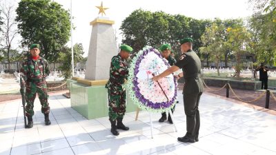 HUT ke-79 TNI, Kodim 0812/Lamongan Menggelar Upacara Ziarah dan Tabur Bunga di TMP Kusuma Negara
