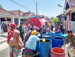 Babinsa Koramil 0812/02 Deket, Kodim 0812/Lamongan Membantu Pendistribusian Air Bersih