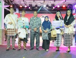 Pj Bupati Dinansyah Serahkan Trofi Pemenang Atak Diang Batola 2024