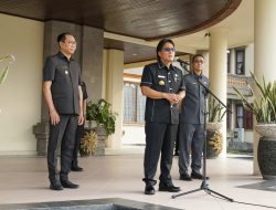 Ajak Pegawai Perkuat Sinergi dan Semangat Kerja, Bupati Badung Giri Prasta Pimpin Apel Pagi Bersama