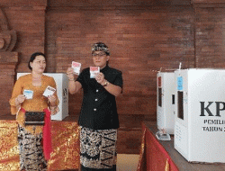 Tampil dengan Gaya Khas Pakaian Adat, Giri Prasta Cawagub Bali Nyoblos bersama Keluarga