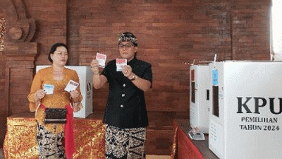 Tampil dengan Gaya Khas Pakaian Adat, Giri Prasta Cawagub Bali Nyoblos bersama Keluarga