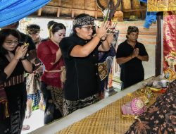 Bupati Badung Giri Prasta Melayat Ke Rumah (Alm) Ngakan Arimbawa di Desa Pejeng Kawan, Gianyar