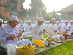 Plt. Bupati Badung Ketut Suiasa Hadiri Santi Puja di Pura Lingga Bhuwana