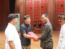 Penyerahan Seragam Kepada Kelian Banjar Adat Se-Kabupaten Badung