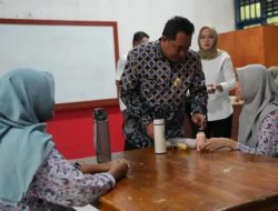 Pemprov Sulbar Kembali Uji Coba Makan Bergizi Gratis di SMAN 2 Mamuju dan Bagikan Bantuan ke Siswa