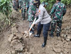 Polres Madiun Bersama TNI Gelar Kerja Bakti Perbaikan Jalan Rusak Akibat Tanah Longsor
