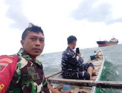 Personel Gabungan TNI-AL dan Babinsa Parak Bergerak Refleks Tindaklanjuti Informasi Kapal Karam