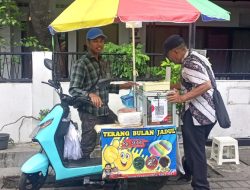 Terang Bulan Jadul, Jajanan Zaman Dulu Hasilkan Cuan Ratusan Ribu