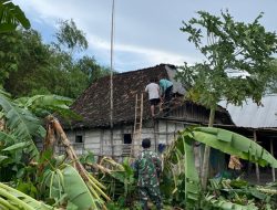 Babinsa Koramil 0812/16 Sekaran, Membantu Perbaiki Rumah Warga Terdampak Puting Beliung