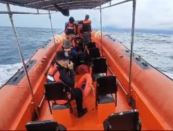 Gunakan RIB 01 Personel Pos SAR Selayar Tembus Desa Tarupa Ditengah Cuaca Ekstrem