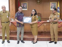 Tingkatkan Kinerja OPD, Pemkab Badung Serahkan Penghargaan  Hasil Pengawasan Kearsipan Internal dan Penyusutan Arsip Daerah
