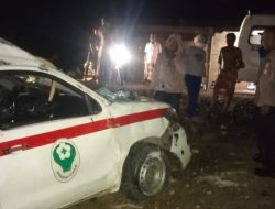 Gerak Cepat Polsek Sampaga Polresta Mamuju Evakuasi Laka Tunggal Ambulans Puskesmas Pangale