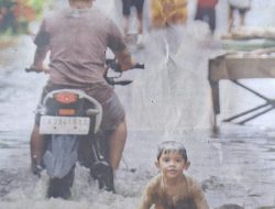 Saluran Air RT 01 Desa Pakapuran Kab. HSU Alami Kerusakan, Jalan Provinsi Kalsel Tergenang Air