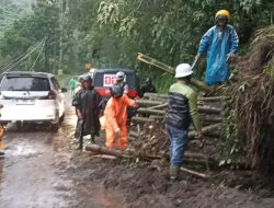 Polres Batu Tanggap Bencana Longsor Pujon, Sempat Tutup Sementara Akses Lalin Bisa Dilalui