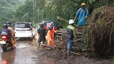 Polres Batu Tanggap Bencana Longsor Pujon, Sempat Tutup Sementara Akses Lalin Bisa Dilalui
