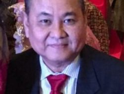 Pengacara Parlente, Busana Mahal, Kendaraan Mewah