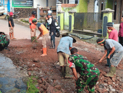 Babinsa Koramil 1211/Singaparna Manunggal dengan Rakyat Gelar Jumat Bersih