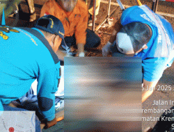 Seorang Warga Kalimas Baru, Kota Surabaya Dilarikan ke RS Akibat Terjatuh di Jalan Berlubang