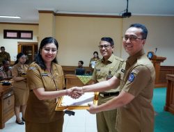 Pj. Sekda Serahkan Penghargaan kepada PNS Berprestasi Tahun 2024