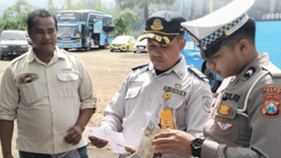 Dishub Provinsi Jatim Melalui UPT PPP LLAJ Malang Lakukan Rampcheck Bus Pariwisata di Kota Batu
