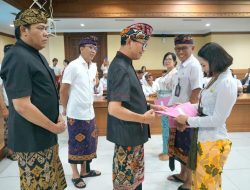 Wabup Suiasa Serahkan SK Pengangkatan Kepala Sekolah SD dan SMP di Kabupaten Badung