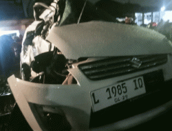 Sebuah Mobil Rusak Parah, Dihantam Kereta Api di Perlintasan Dupak Rukun, Kota Surabaya