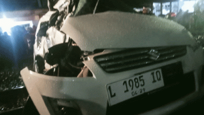 Sebuah Mobil Rusak Parah, Dihantam Kereta Api di Perlintasan Dupak Rukun, Kota Surabaya