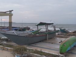 Lapak PKL Rusak Diterjang Cuaca Ekstrem Belasan Nelayan Pesisir Kab. Selayar Cari Aman