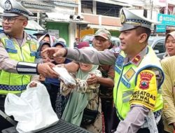 Unit Turjawali Satlantas Polres Tegal Diserbu Warga Saat Membagikan Nasi Kotak