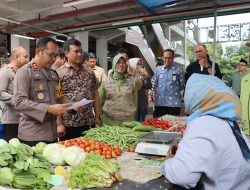 Kapolres Batu dan Diskoperindag Gelar Sidak Bapokting Jelang Ramadan di Pasar Induk Among Tani