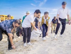 Peringatan HUT Satpol PP dan Satlinmas, Bupati Badung Ikuti Aksi Bersih-Bersih di Pantai Kedonganan