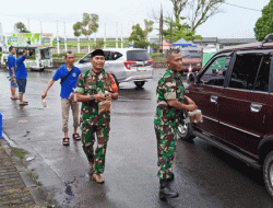 Koramil 1211/Singaparna dan Anggota Persit Berbagi Takjil ke Masyarakat